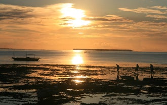 在希鲁东根岛开始跳岛之旅,享受清澈的海水和壮丽的美景