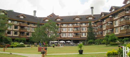 TopBanner_Exterior of The Manor.jpg