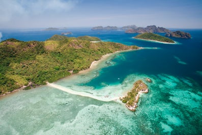 Mesmerizing blue waters of Snake Island, El Nido