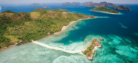 Mesmerizing blue waters of Snake Island, El Nido