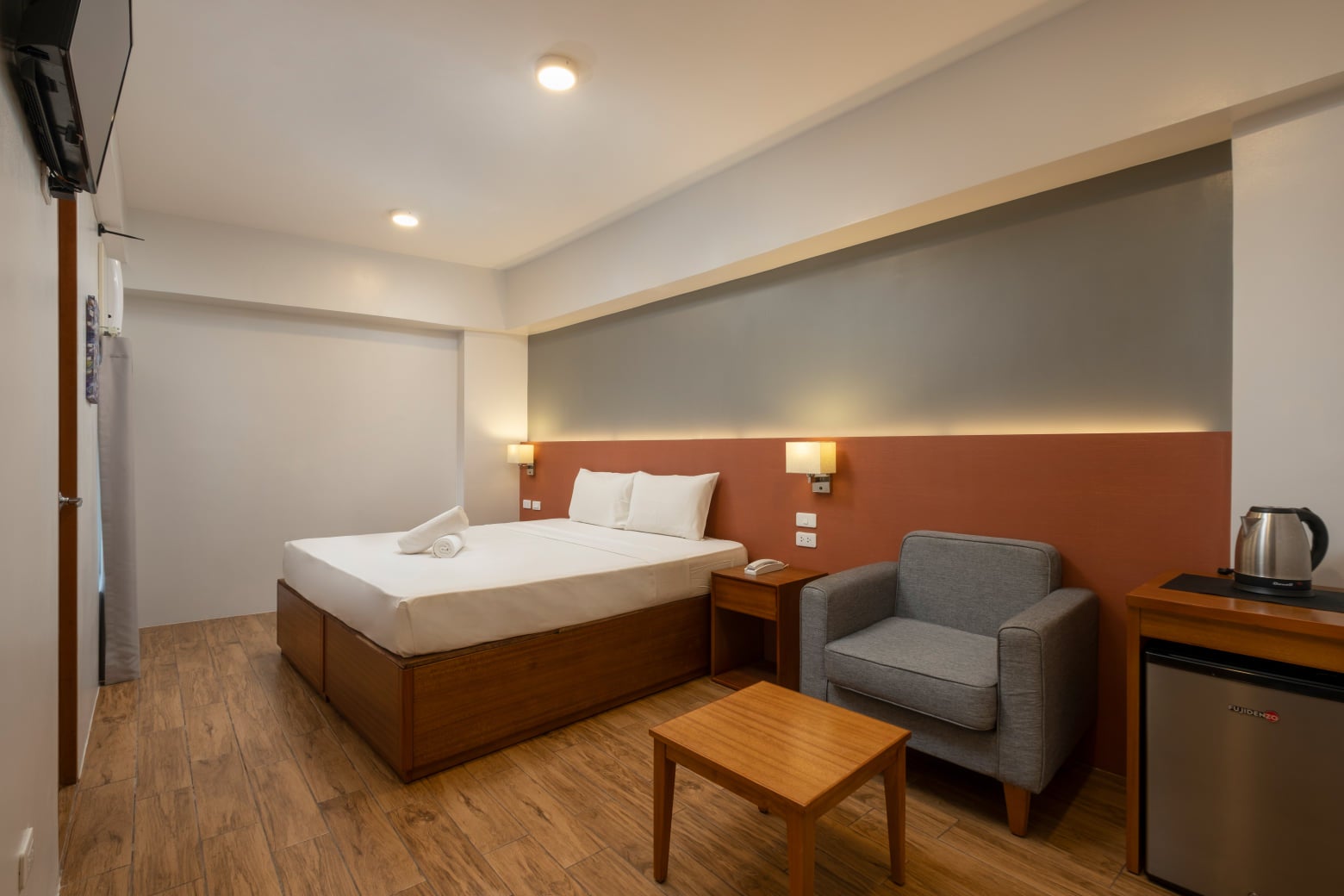 iHotel Uptown BGC's King Room