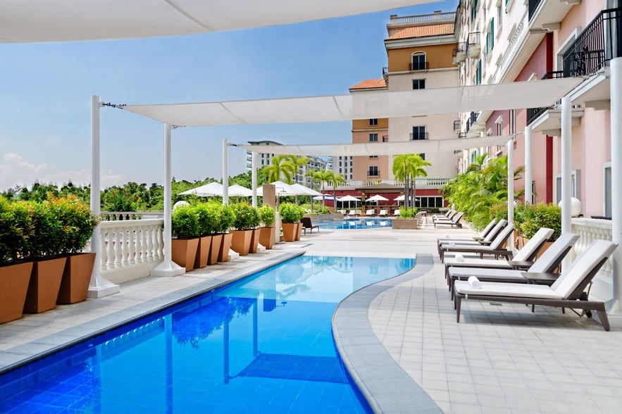 Manila Marriott Hotel's pool with ramp Manila Marriott Hotel's pool with ramp