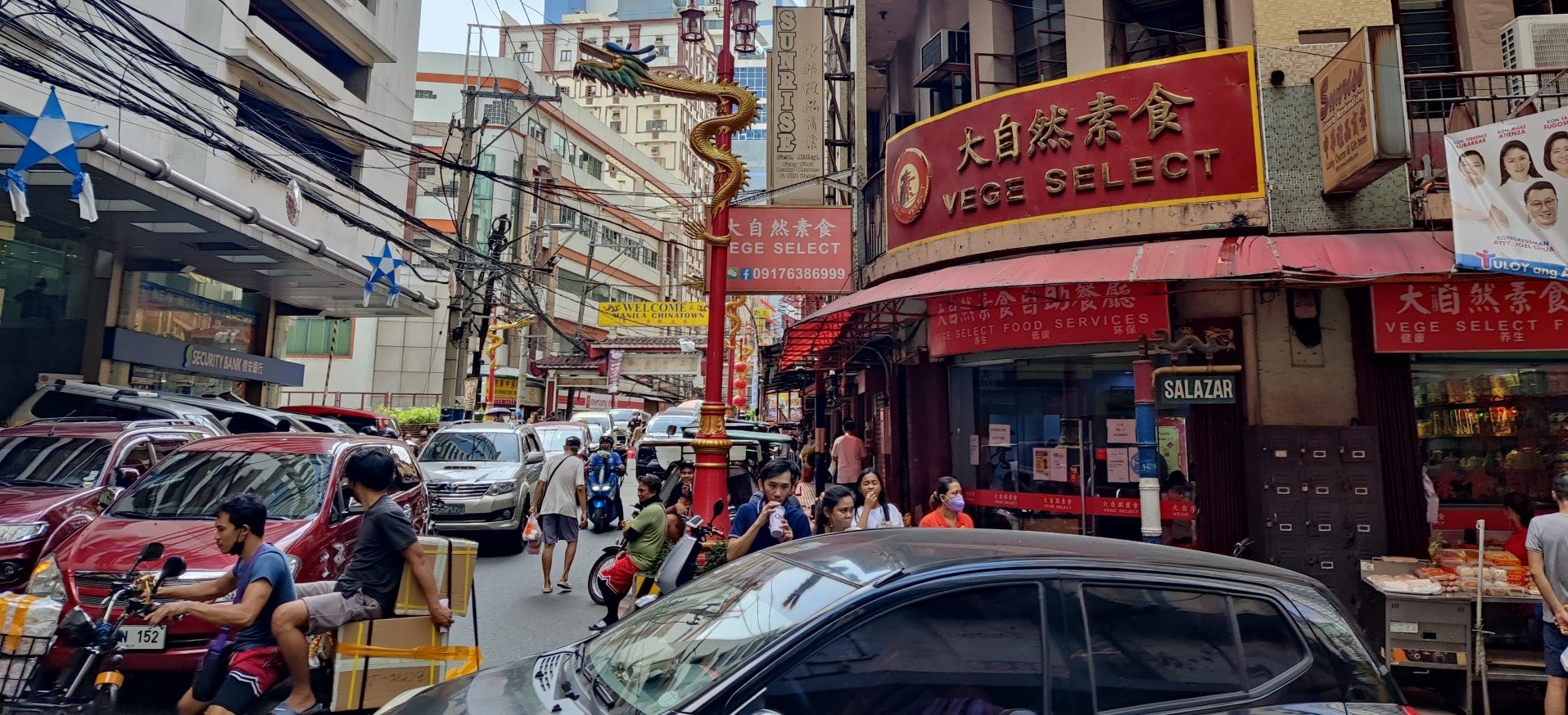 Busy street in Chinatown, the perfect starting point for an exciting Binondo district food crawl