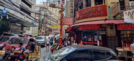 Busy street in Chinatown, the perfect starting point for an exciting Binondo district food crawl