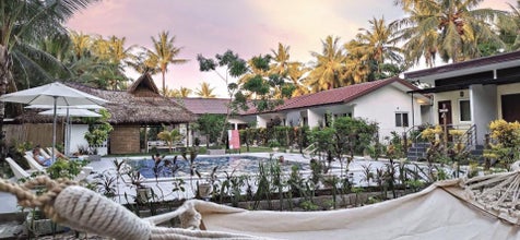 Vivo Inn's poolside at dusk