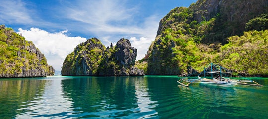 What Are the Must-Try Experiences and Tours to Book in Coron Town?





