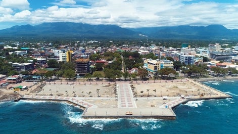 Deep blue water surrounding Apo Island in Dumaguete