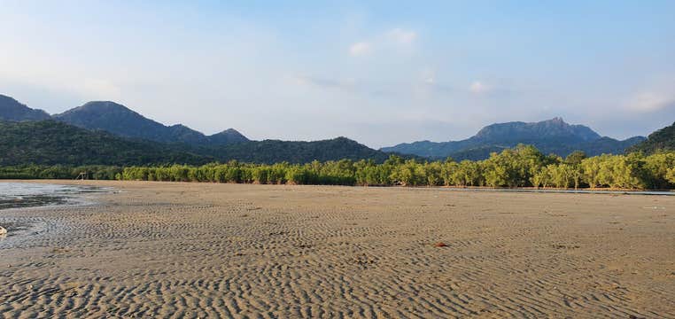 Private Tour to Papaya Island Cove in Batangas Province from Manila City with Lunch