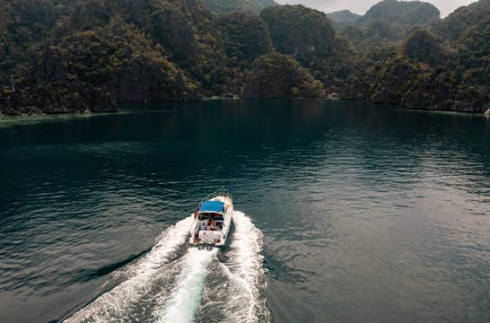 Coron Island Hopping Tour via Private Yacht with Lunch & Transfers | Kayangan & Barracuda Lakes
