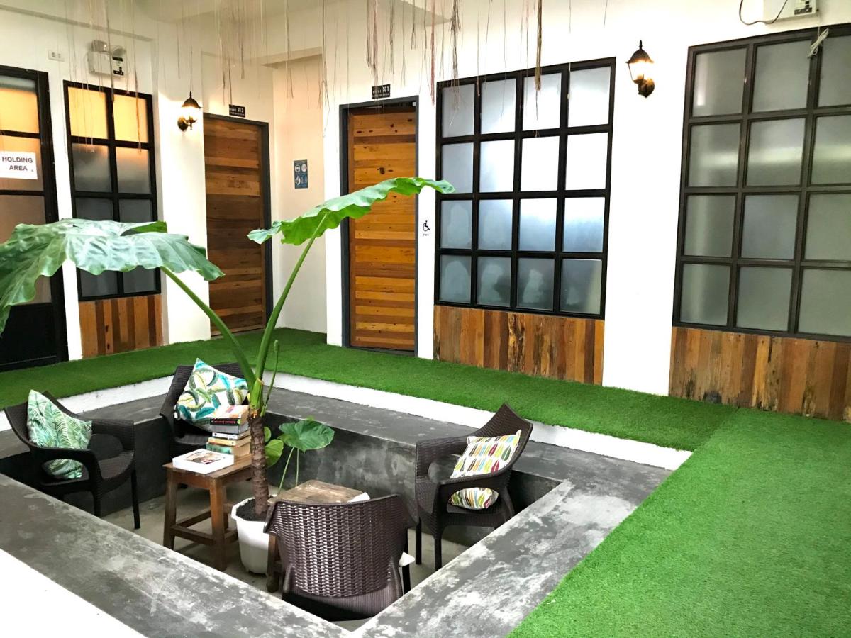 Avisala Hostel Coron's lounge area