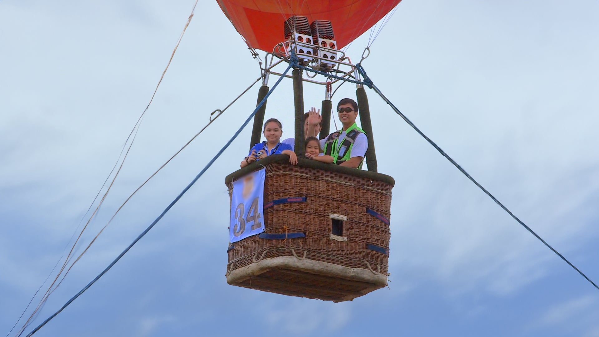 Tethered balloon ride