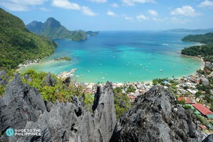 Savor a breathtaking sight during the canopy walk in Taraw Cliff, El Nido Town, with wide views of emerald waters, towering limestone cliffs, and lush greenery below.