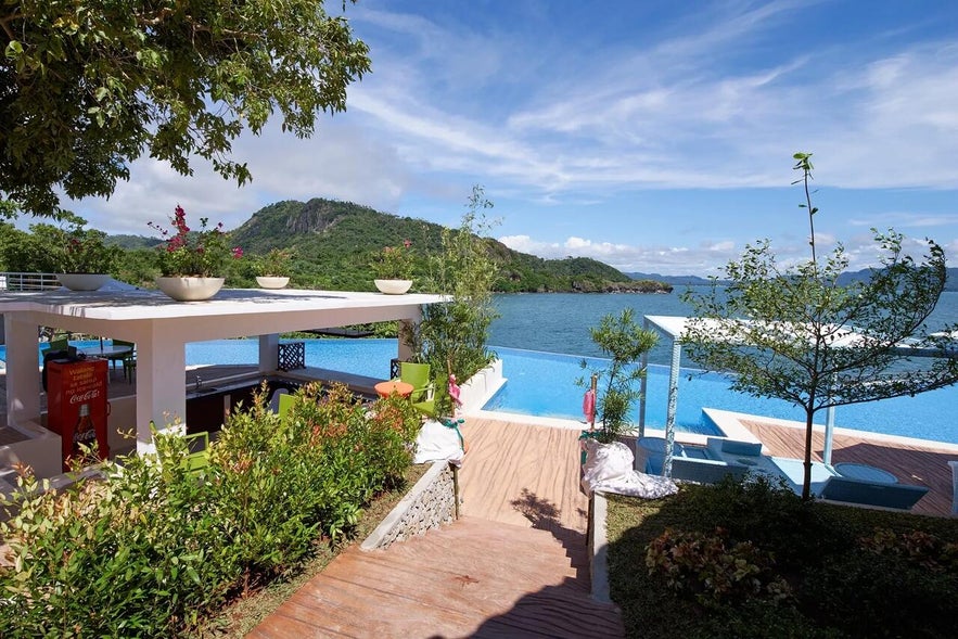 Villa Angelina Luxury Suites infinity pool bar Villa Angelina Luxury Suites infinity pool bar