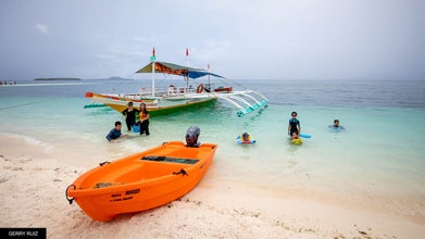 Tourists enjoying a boat ride and swimming on this private Cuatro Islas Islands tour in Leyte Province.