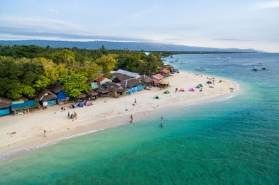 Relax in Moalboal's beaches