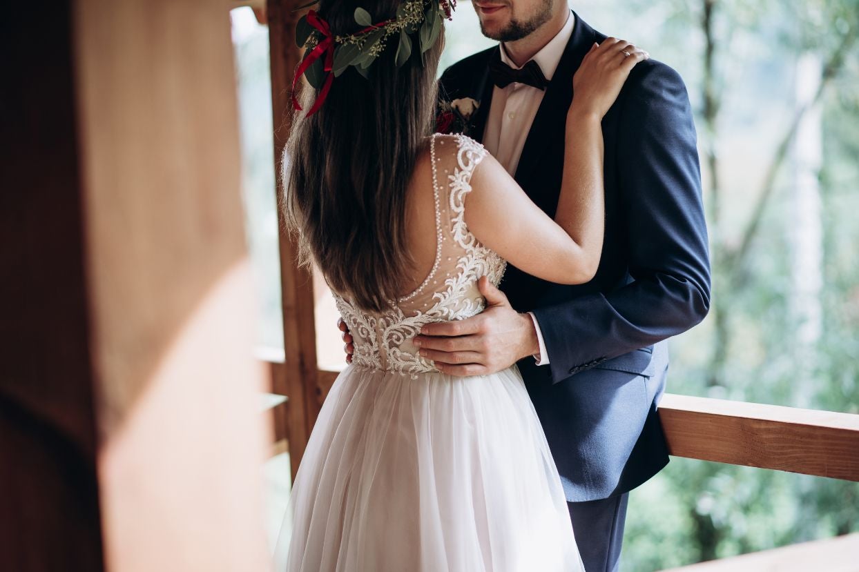 Topbanner-Newly married couple dancing.jpg