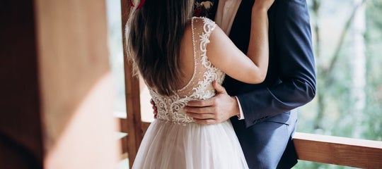 Topbanner-Newly married couple dancing.jpg