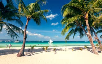 중식 및 스노클링 패키지가 포함된 보라카이 섬 호핑 일반 단체 투어