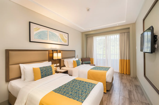 The Deluxe room features queen or twin beds. It is ideal for a family composed of two adults with one or two kids.