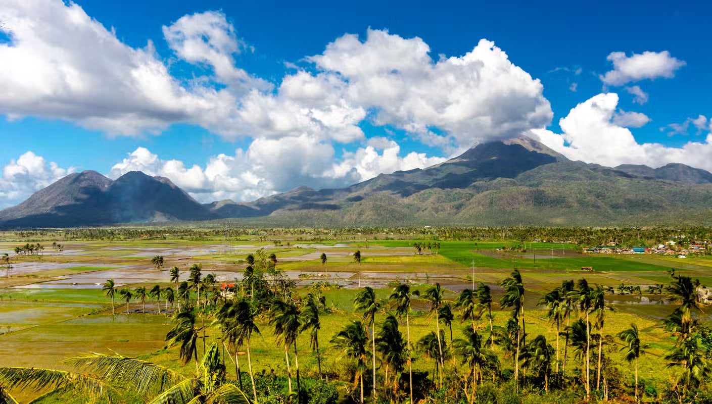This Sorsogon Province tour package will allow you to admire the beauty of Bulusan Volcano