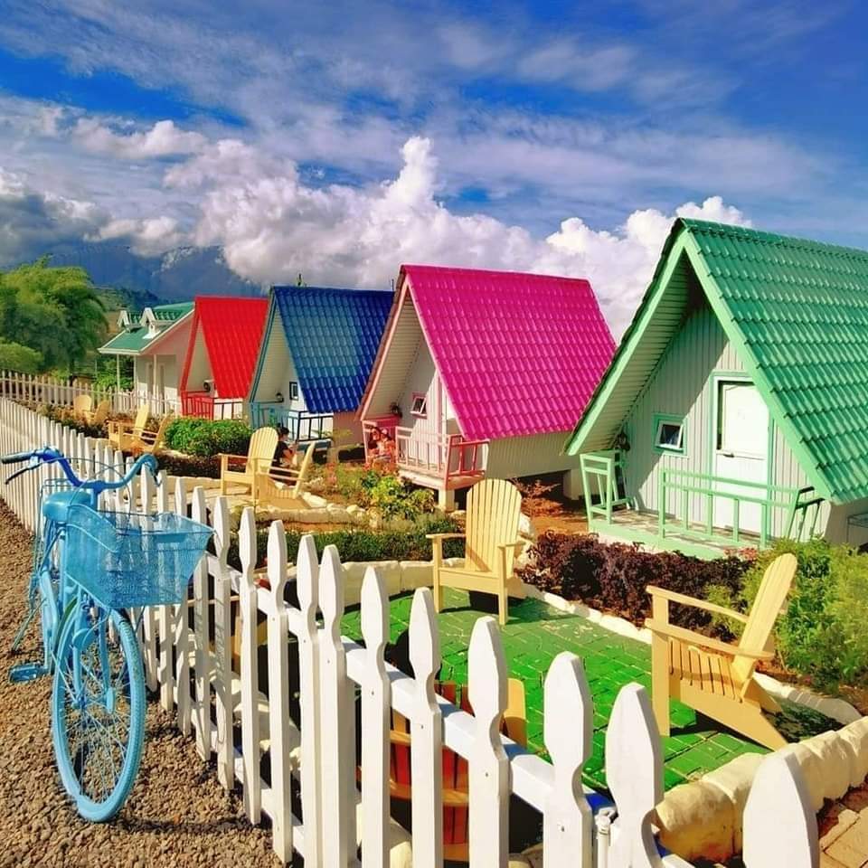 A row of colorful cottages with bright painted roofs at Jardin De Señorita can be visited during this private countryside tour to the towns of Kapatagan & Bansalan in Davao del Sur Province.