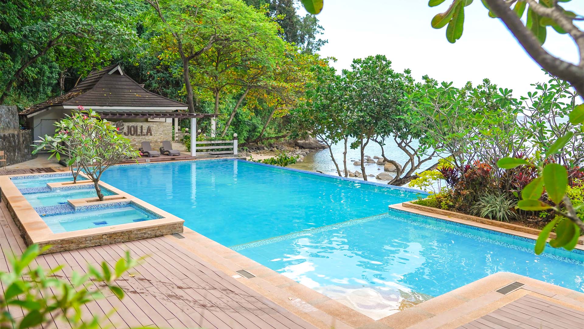 Relax and unwind at La Jolla Luxury Beach Resort