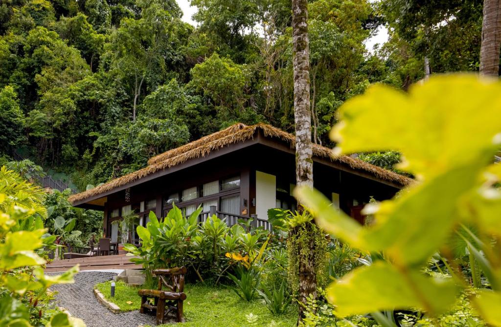 Serene setting at Lihim Resorts, El Nido Town