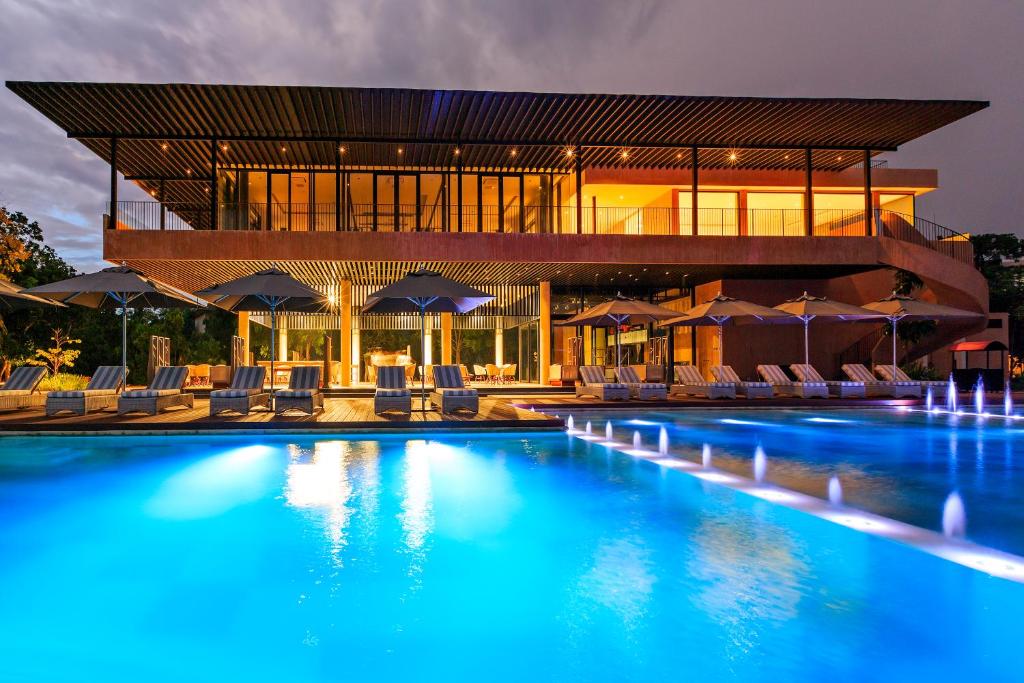 Amorita Hotel&rsquo;s swimming pool and lounge area illuminated at night.