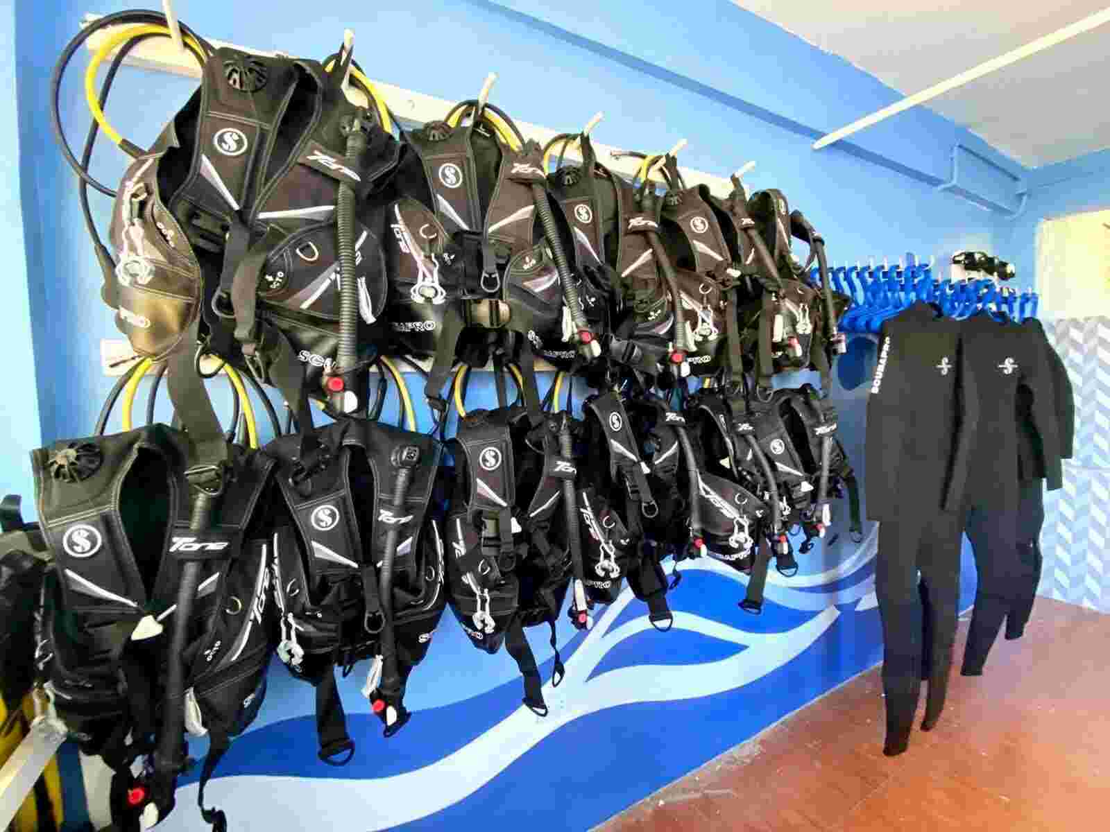 Discover Scuba Diving Tour in Coron Town on Palawan Island with Guide, Equipment, Lunch & Drinks